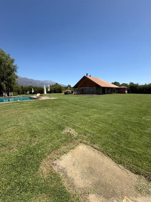 Césped cortado en parcela con piscina