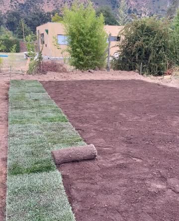Instalación de pasto en rollo sobre tierra preparada